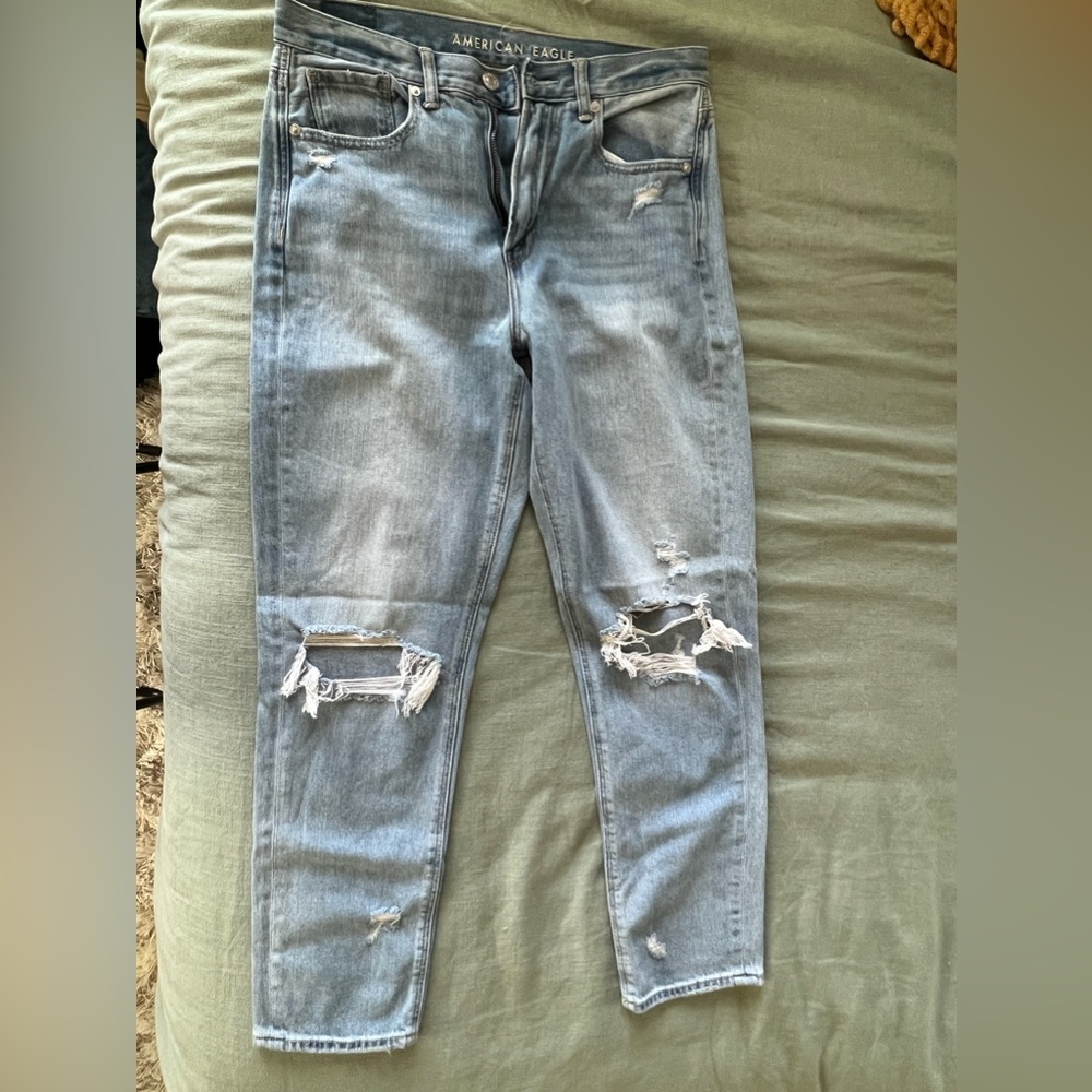 American Eagle - Mom Jeans with holes